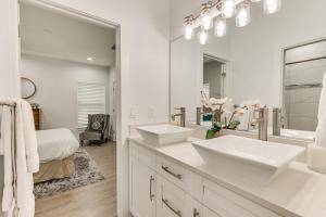 Ένα μπάνιο στο Dog-Friendly Lutz Family Home with Large Yard! +27 φωτογραφίες