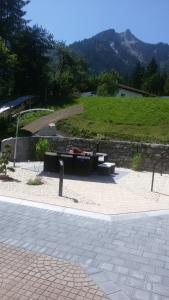 einen Park mit zwei Bänken und einer Steinmauer in der Unterkunft Gästehaus Hosp in Reutte