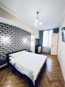 リヴィウにあるPetra Doroshenka Streetのベッドルーム1室(白い大型ベッド1台付)