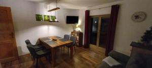 TV a/nebo společenská místnost v ubytování Apartment Birgit