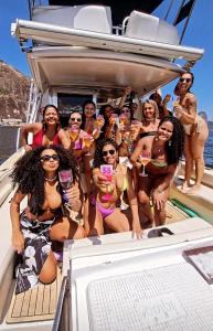 um grupo de mulheres em fatos de banho em um barco em Passeios Privativos de Lancha RJ no Rio de Janeiro