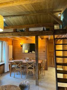 - une salle à manger avec une table et des lits superposés dans l'établissement Nid douillet au cœur de Megeve, à Megève