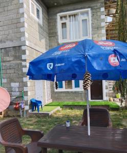 un parapluie bleu assis au-dessus d'une table dans l'établissement Valley Guest House Pahalgam, à Kolur