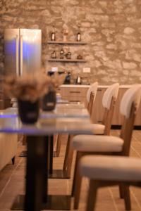 une salle à manger avec une grande table et des chaises dans l'établissement Helin's Hostel by Backpackers, à Berat