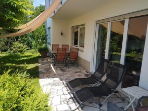 un patio con sedie e un tavolo su una casa di R'AUSZEIT a Niedenstein