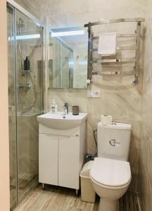 ein Bad mit einem WC, einem Waschbecken und einer Dusche in der Unterkunft Center Lviv Avenue 23 in Lwiw