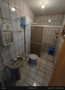 uma pequena casa de banho com WC e lavatório em Casa PRAIA DOS INGLESES em Florianópolis