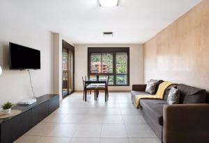 un soggiorno con un divano e un tavolo di Be HAPPY 77 ad Arona