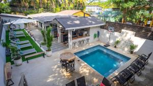 Luftaufnahme eines Hauses mit Swimmingpool in der Unterkunft Anika Boutique Suites in Coco + 15 Fotos