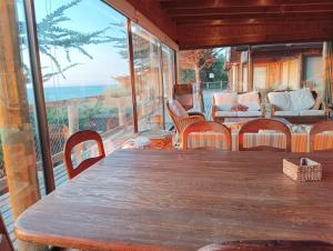 una mesa y sillas en un porche con vistas al océano en Casa Playa Puertecillo, en Puertecillo
