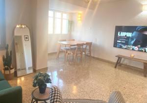 Μια τηλεόραση ή/και κέντρο ψυχαγωγίας στο Acogedor apartamento a 5 min del Ave