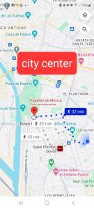 una señal roja que dice el centro de la ciudad en un mapa en Shared accommodation a room with a view of the garden, en Sevilla