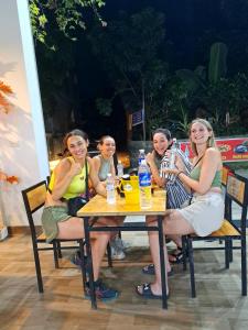 eine Gruppe von Frauen, die an einem Tisch sitzen in der Unterkunft Hang Múa Lucky House in Ninh Bình
