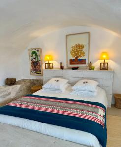 1 dormitorio con 1 cama con 2 almohadas y 2 lámparas en Guest App'Art, en Tourrettes-sur-Loup