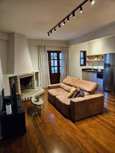 a living room with a couch and a fireplace at Apartamento bien localizado in Ciudad del Este
