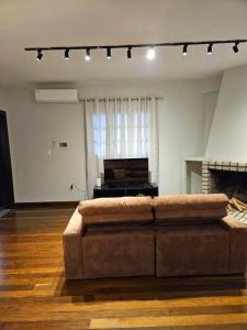 a living room with a couch and a piano at Apartamento bien localizado in Ciudad del Este