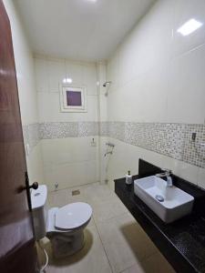 a bathroom with a toilet and a sink at Apartamento bien localizado in Ciudad del Este