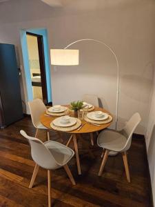 a dining room with a table and chairs at Apartamento bien localizado in Ciudad del Este