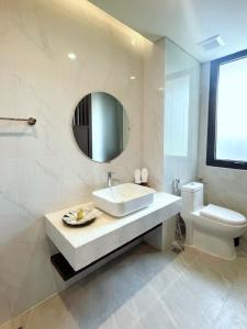 Fuwa Fuwa Home - Wyndham Lynn Times Thanh Thủy- Khu nghỉ dưỡng Khoáng nóng في Phú Thọ: حمام أبيض مع حوض ومرحاض