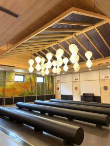um quarto com uma fila de luzes penduradas no tecto em Fuwa Fuwa Home - Wyndham Lynn Times Thanh Thủy- Khu nghỉ dưỡng Khoáng nóng em Phú Thọ
