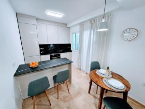 een keuken en eetkamer met een tafel en stoelen bij Residence Puerto Rico in Puerto Rico de Gran Canaria