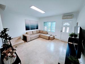 een woonkamer met een bank en een tafel bij Residence Puerto Rico in Puerto Rico de Gran Canaria