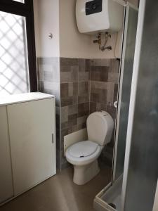 A bathroom at Marilor Apartments