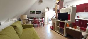 TV a/nebo společenská místnost v ubytování La Mansarda di Pero con terrazza
