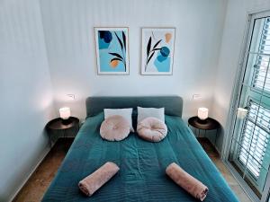 een slaapkamer met een groen bed met kussens erop bij Residence Puerto Rico in Puerto Rico de Gran Canaria +33 foto's