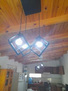 zwei Lichter, die von einer Decke in der Küche hängen in der Unterkunft rafaella in Villa Anizacate