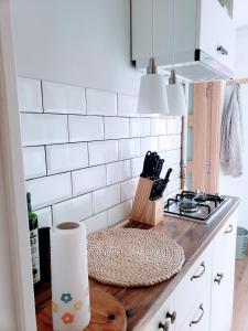 eine Küchentheke mit Schneidebrett und Herd in der Unterkunft Cosy Studio-House with Terrace in Târgu Mureș