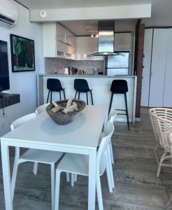 y cocina con mesa de comedor blanca y sillas. en KASA Brisa Marina - 1 bed 1 bath for 2 OCEAN VIEW BALCONY BEACHFRONT CONDO POOL, en San Juan