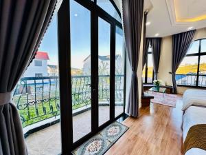 Zimmer mit Balkon in der Unterkunft Adalia Villa & Hotel Đà Lạt in Da Lat