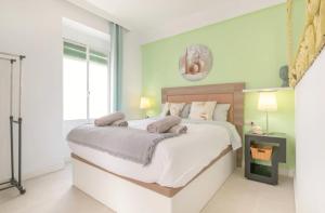 - une chambre avec un grand lit et une fenêtre dans l'établissement Apartamentos Estepona Oldtown l-ll, à Estepona