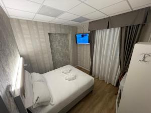 um quarto com uma cama com duas toalhas em ROME'S GLORIA HOTEL em Roma