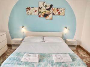 ein Schlafzimmer mit einem Bett mit zwei Handtüchern darauf in der Unterkunft Gardenia Rooms in Cagliari