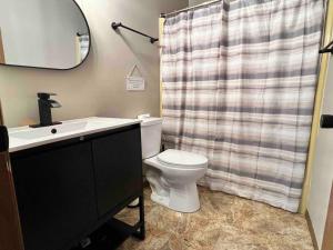 A bathroom at Beautiful 2BR Apartment. Black-out Curtains