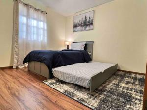 Cama o camas de una habitación en Beautiful 2BR Apartment. Black-out Curtains