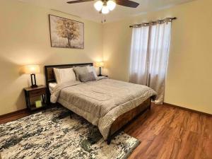 A bed or beds in a room at Beautiful 2BR Apartment. Black-out Curtains
