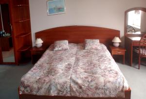 コウォブジェクにあるApartment Lux Mewaのベッドルーム1室(大型ベッド1台、木製ヘッドボード付)