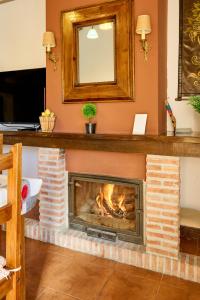 Televízia a/alebo spoločenská miestnosť v ubytovaní Apartamento Rural Villa Aurora