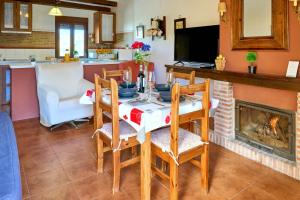 een eetkamer met een tafel en een open haard bij Apartamento Rural Villa Aurora in Luque