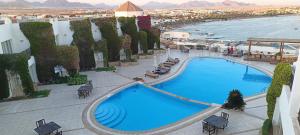 einen Blick über den Pool eines Resorts in der Unterkunft Eden Rock Hotel Namaa Bay in Sharm El Sheikh