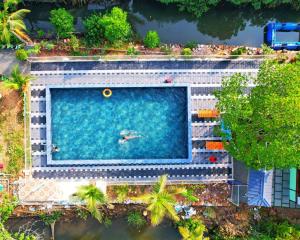 una vista aérea de una piscina con gente nadando en ella en Bell Farms and Resorts, en Munroe Island