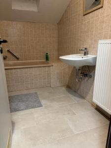a bathroom with a sink and a bath tub at Wohnung mit Küche, Fernseher, WLAN und Parkplatz - Brian in Werne an der Lippe
