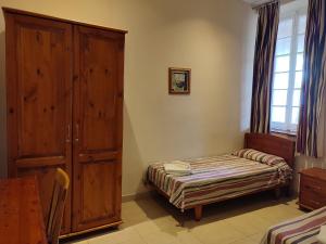 1 dormitorio con 1 cama y armario de madera en SC Club Village en Pembroke 
