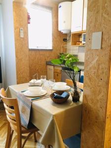 a dining room table with a white table cloth and chairs at Tu Paraíso Urbano in Buenos Aires