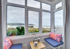 a window seat with a view of the ocean at Fourwinds in Gwbert
