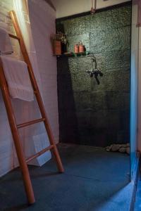 une échelle dans une pièce à côté d'un lavabo dans l'établissement Samsara Apartments by Baber Mahal Revisited, à Katmandou