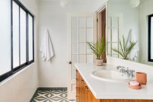 une salle de bains avec un lavabo et un miroir dans l'établissement DINAMARCA By Mr W, à Mexico 27 autres photos